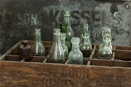 木板箱和复古酒瓶