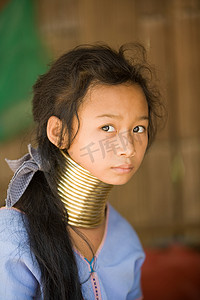 东南亚人摄影照片_脖子上戴着戒指的女人