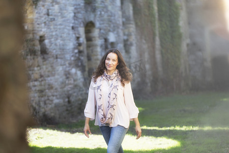 英国南格洛斯特郡桑伯里城堡一名女子在城墙附近散步