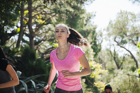 克罗地亚达尔马提亚年轻女子和团队在斯普利特公园奔跑