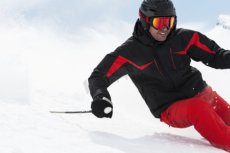 中年男子滑雪下坡奥伯格格尔奥地利