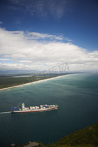 大海上的货船摄影照片_新西兰陶朗加海上的小船