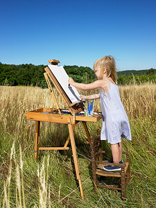 女孩在田野里画画