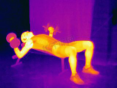 年轻男子运动员杠铃训练的侧视热像这张图显示了肌肉产生的热量