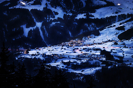 夜晚雪景摄影照片_夜晚雪景中的村庄灯火通明