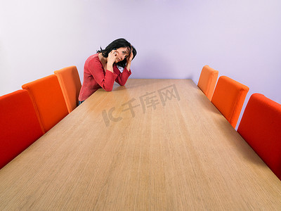 会议桌上若有所思的女商人