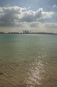 迪拜棕榈岛摄影照片_阿联酋迪拜天际线前的朱梅拉岛棕榈岛别墅