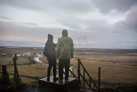 男女游客在冰岛的观景台上拍照