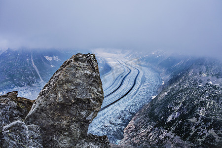 肖恩红眼特效摄影照片_瑞士埃吉肖恩的岩石形成和低云