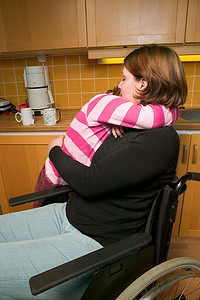 残疾母女拥抱