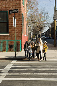 过马路的人群摄影照片_老师和小学生过马路