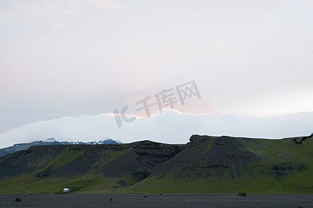 冰岛火山群山上的日落