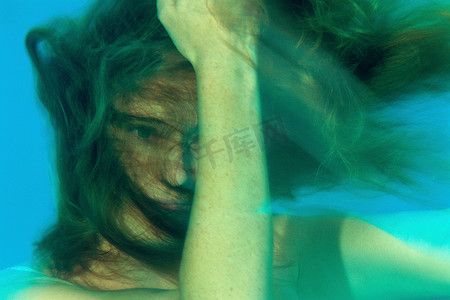 一个女孩在水下她的脸被头发遮住了