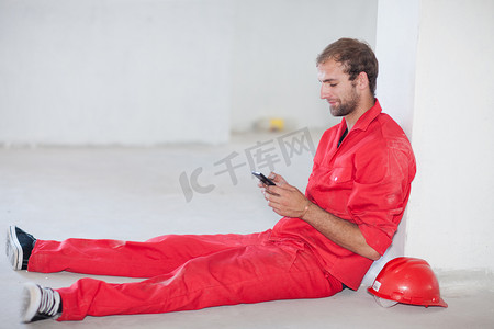 休息一下下摄影照片_一名建筑工人坐在地板上休息