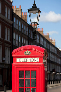 城市街道上的红色电话亭