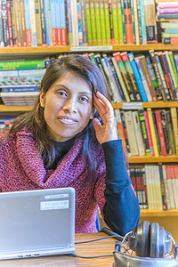 图书馆里使用笔记本电脑的成年女学生写真