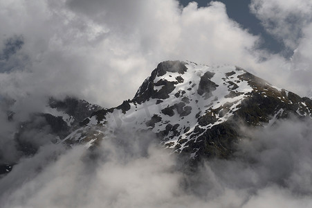 大雪山坚果摄影照片_云和雪山的鸟瞰