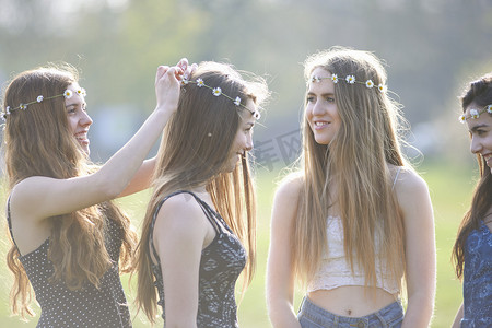 十几岁的女孩在公园里戴着雏菊链条头饰