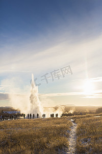 游客们正在观看位于冰岛西南部山坡上山谷的间歇泉大间歇泉