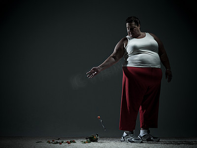 大小动物身体摄影照片_超重的女人掉沙拉