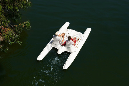 团队划船摄影照片_一对情侣在湖上划船