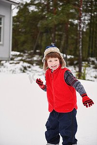 在户外玩雪的男孩