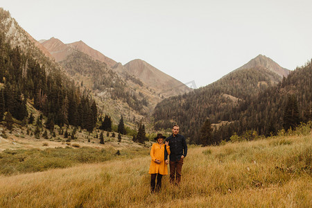 美国加利福尼亚州红杉国家公园矿泉王一对夫妇站在乡村环境中的肖像