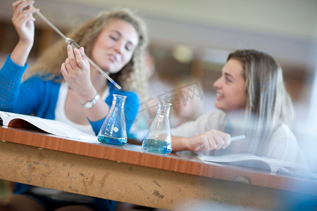 享受科学课的女学生