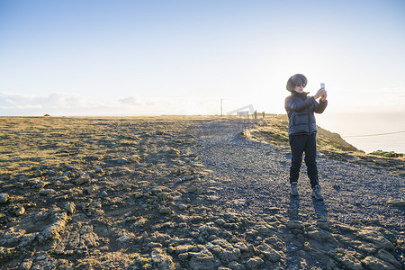 冰岛山上欣赏美景的成熟女性