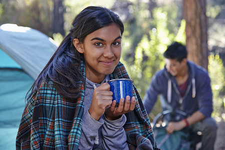 美国加利福尼亚州洛杉矶森林里的年轻女子喝咖啡的肖像