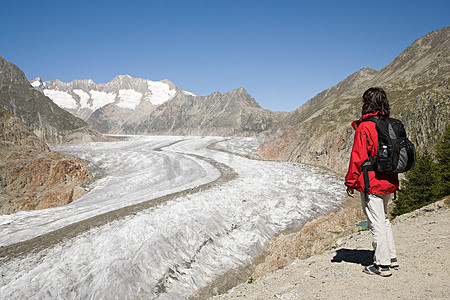 山水人摄影照片_瑞士冰川附近的徒步旅行者