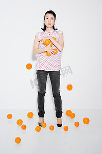 日本纹样摄影照片_一名女子扔下橙子