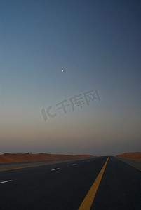 穿越沙漠的路天上有月亮