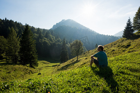 一名男子坐在山坡上望向别处帕索·马尼瓦意大利
