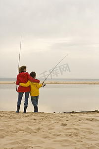 母子俩在海滩钓鱼