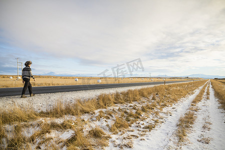 冰岛一名妇女走在乡间小路上