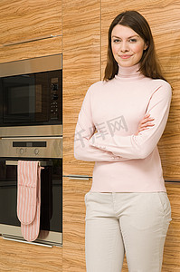 站在烤箱旁的女人