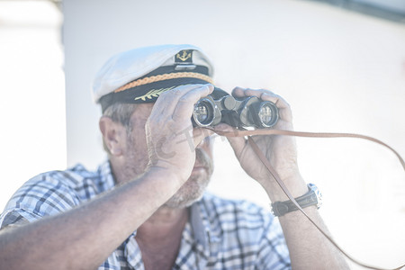 开普敦南非船上的船长用双筒望远镜看着
