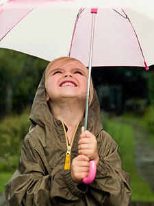 少女撑着雨伞摄影照片_女孩笑着撑着伞
