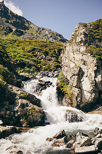 追逐摄影照片_水顺着岩石流向河流奥地利沃拉尔贝格帕特宁