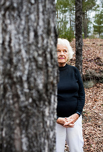 森林中的老妇人肖像双手紧握
