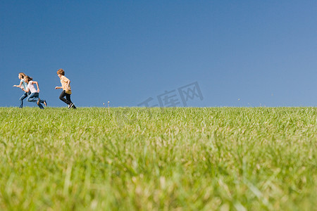 相机焦距摄影照片_孩子们在田野里奔跑