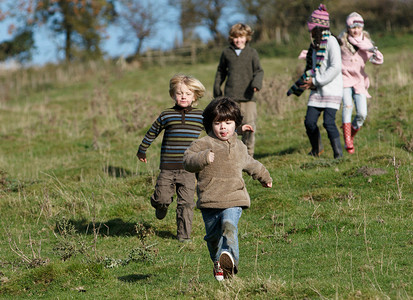 向向奔跑摄影照片_在乡间奔跑的孩子