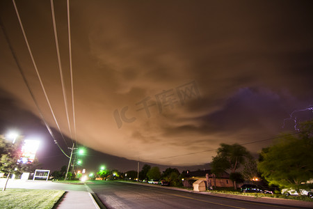 闪电席卷德克萨斯州阿马里洛的超级单体风暴云