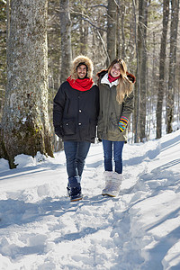 雪地里的情侣摄影照片_走在雪地里的情侣