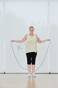 一名女子手持跳绳的肖像