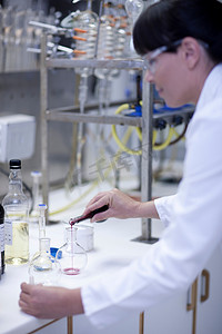 酿酒专家在实验室进行样品测试时的混合