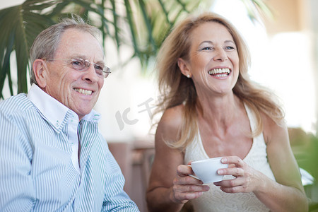 上了年纪的夫妇一起喝咖啡