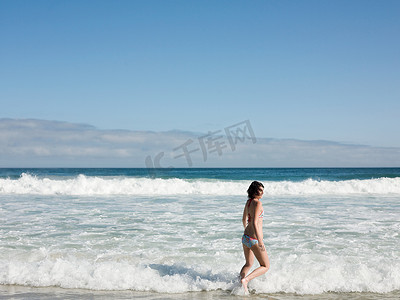 一个在海里奔跑的年轻女子