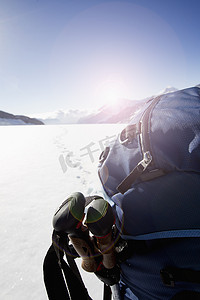 男性徒步旅行者在积雪覆盖的风景中的背包后景瑞士格林德尔瓦尔德的